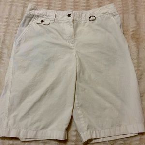 🌹White above knee white shorts.